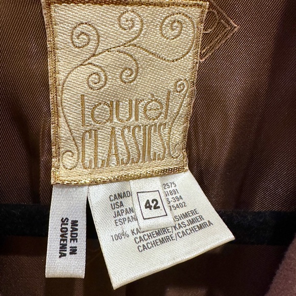 Escada by "Laurel Classics" Double Breasted Cashmere Jacket. Size 42.(US 12) - Picture 4 of 9
